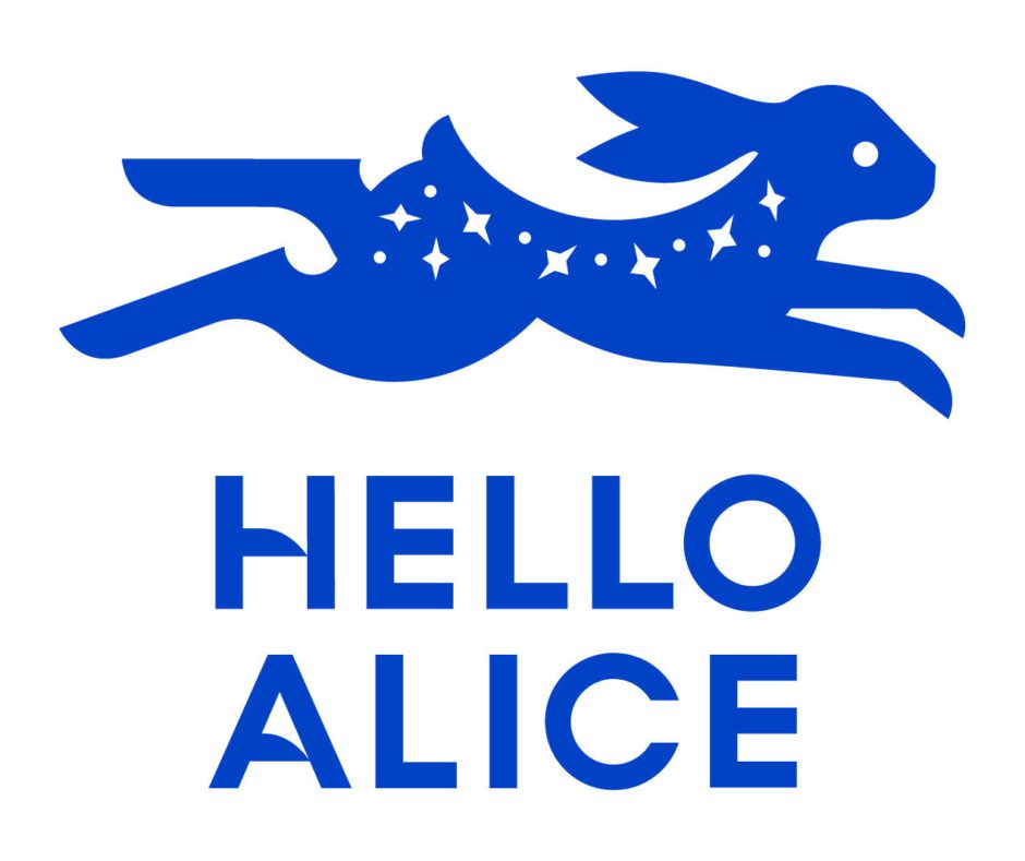 Hello Aliceの文字の上に青いウサギが描かれたロゴ。 